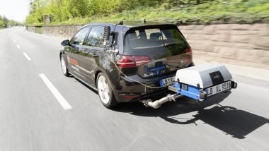 Bosch: una Volkswagen Golf impegnata nei test RDE con un analizzatore portatile di emissioni PEMS