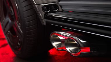 BRABUS 900 Rocket Edition: i tubi di scarico laterali con finitura in fibra di carbonio e retroilluminati