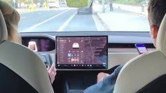 Nuovo display infotainment Tesla orientabile elettricamente