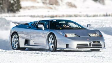 Bugatti a The ICE: la EB110 in sovrasterzo sulla pista ghiacciata