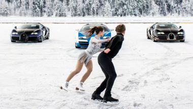 Bugatti a The ICE: tre Veyron durante lo spettacolo di pattinaggio su ghiaccio a St. Moritz