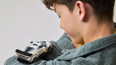 Bugatti Centodieci Lego: mantiene le linee iconiche pur con forme più squadrate