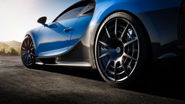 Bugatti Chiron Pur Sport: cerchi e gomme posteriori in primo piano