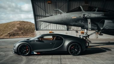 Bugatti Chiron Sport Les Legendes Du Ciel e Dassoult Raphale Marine nell'hangar