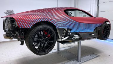 Bugatti Divo Lady Bug: l'hypercar sollevata per agevolare l'applicazione dei tasselli a diamante