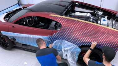 Bugatti Divo Lady Bug: una fase della lavorazione sulla carrozzeria