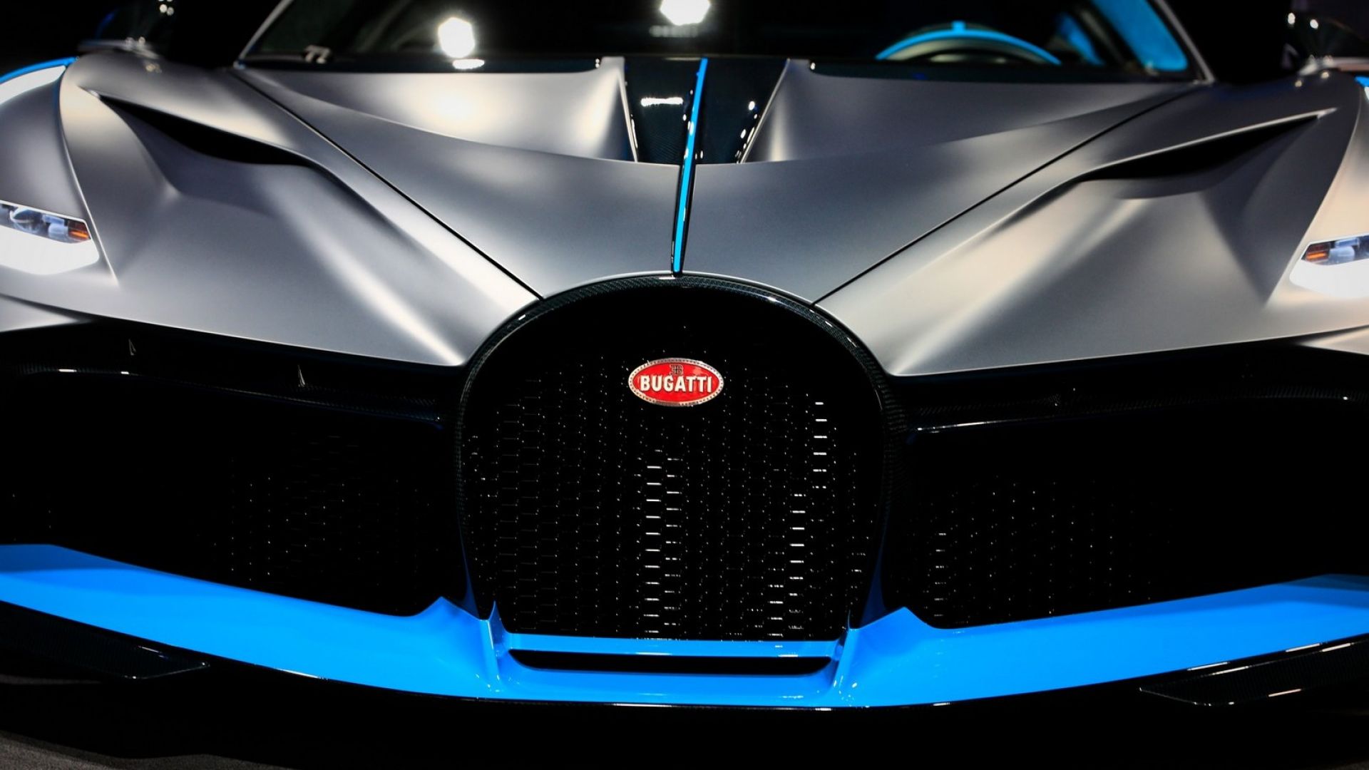 Bugatti divo 8.0. Фары Бугатти диво. Машина Бугатти дива. Бугатти дива спойлер. Цвет Бугатти диво с черным карбоном.
