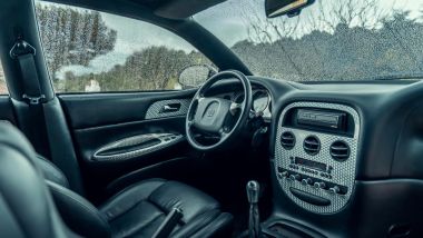 Bugatti EB112: il lussuoso abitacolo con rivestimenti in pelle e metallo lavorato a vista