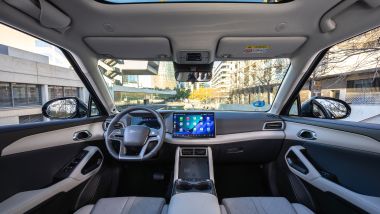 BYD Atto 2 DM-i: l'abitacolo con finiture di qualità e plancia digitale
