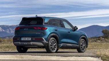 BYD Atto 2 DM-i: un design piacevole con luci full LED e barra orizzontale illuminata