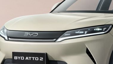 BYD ATTO 2: i sottili fari anteriori full LED e la mascherina del SUV a batterie