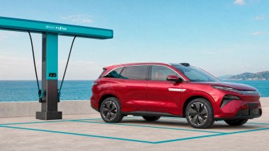 BYD Atto 8: debutto in Europa in due versioni, ricarica Flash e autonomia fino a 650 km