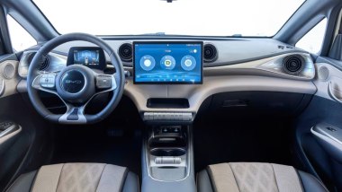 BYD Dolphin DM-i: l'abitacolo ospitale e molto ben rifinito della hatchback ibrida
