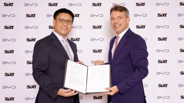 Byd e Sixt, l'accordo tra Michael Shu, General Manager di BYD e Vinzenz Pflanz, Chief Business Officer di Sixt SE