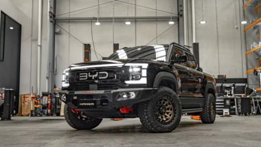 BYD Shark 6 by Hamer 4x4: il pick-up PHEV cinese elaborato dagli specialisti australiani