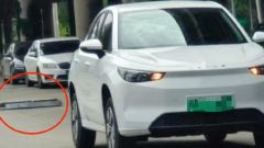 Una BEV cinese perde la batteria per strada. Video
