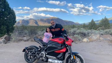 Cardenas, con la sua Harley-Davidson Livewire, in compagnia della figlia 