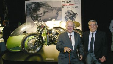 Carlo Perelli (a destra) con Umberto Todero uno dei progettisti della leggendaria Moto Guzzi 500 8 cilindri da GP del 1955
