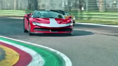 Video: sfida Sainz vs Leclerc su Ferrari SF90 Stradale