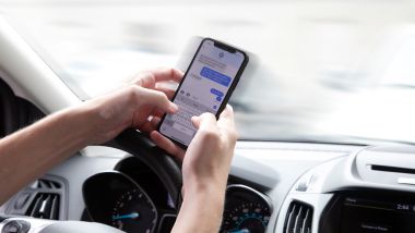 Cellulare alla guida, il pericolo corre veloce
