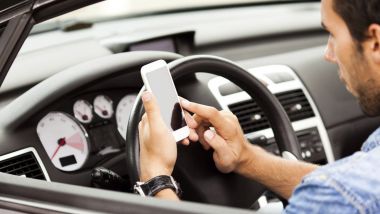 Cellulare alla guida: per disincentivare dall'uso un gioco a punti