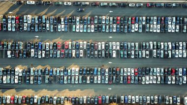 Centinaia di auto in un parcheggio