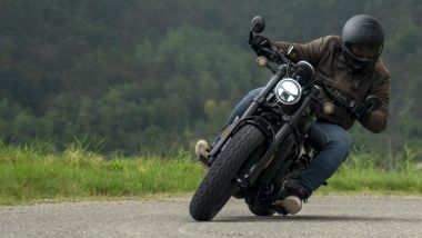 CFMOTO 450CL-C: da guidare è piacevole, peccato per le pedane che strusciano presto sull'asfalto