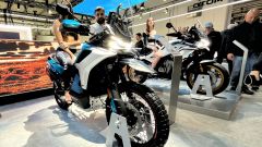 Cfmoto 800MT-X 2025: video, motore, ciclistica, uscita, prezzo