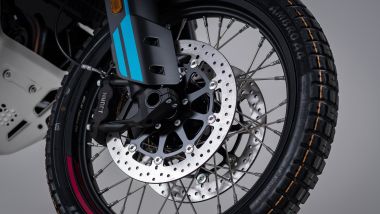 CFMOTO 800MT-X: dischi di 320 mm con pinze J.Juan a quattro pistoncini e attacco radiale