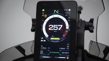 CFMOTO 800MT-X: il display TFT di 7'' a sviluppo verticale