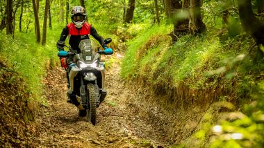 CFMOTO 800MT-X: passaggio tecnico nel bosco