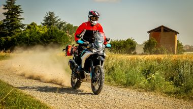CFMOTO 800MT-X: sterrate polverose sulle colline dell'Oltrepò