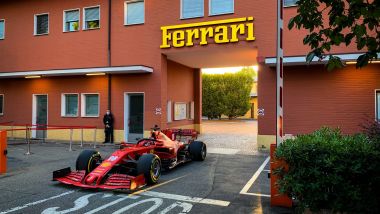 Charles Leclerc varca il cancello dello stabilimento Ferrari di Maranello