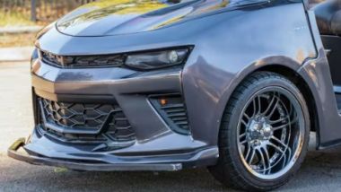 Chevrolet Camaro by Caddysharck Golf Cars: il frontale &egrave; quello iconico della supercar ''yankee''