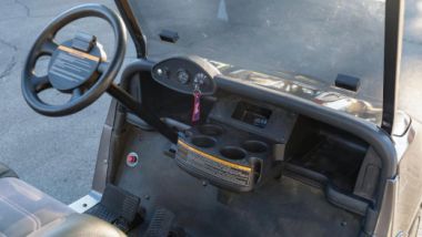 Chevrolet Camaro by Caddysharck Golf Cars: l'abitacolo a due posti della golf cart usata