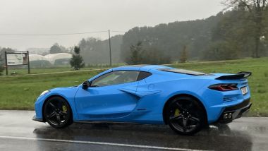 Chevrolet Corvette E-Ray: la prova della supercar americana in una giornata bagnata