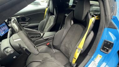 Chevrolet Corvette E-Ray: sedili sportivi ma confortevoli, riscaldabili e ventilati