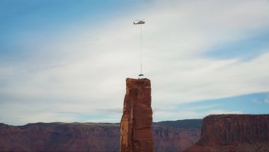 Chevrolet Silverado ''paracadutata'' su Castleton Tower per davvero