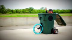 Video: il record di velocità in un bidone della spazzatura