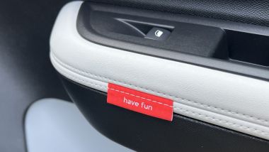 Citroen C3 1.2 Pure Tech: dettagli di stile sui braccioli in abitacolo come sui poggiabraccia