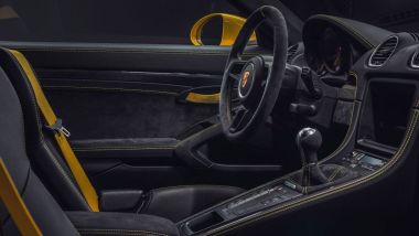Cmbio manuale: sempre meno modelli con questa soluzione, qui la Porsche 918 Cayman GT4