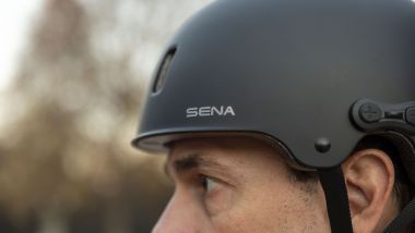 Comparativa monopattini elettrici: il casco Sena Rumba, particolare della parte anteriore