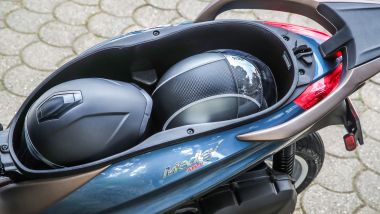 Comparativa Piaggio Medley vs Honda SH: il capiente vano sottosella dello scooter italiano