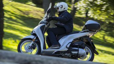 Comparativa Piaggio Medley vs Honda SH: lo scooter giapponese nella prova su strada