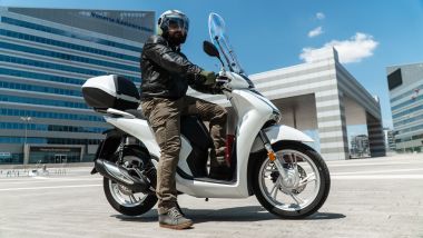 Confronto mobilità elettrica: l'Honda SH 150 2020 è agilissimo nel traffico