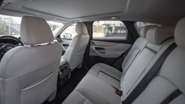 Confronto tra SUV giapponesi: Mazda CX-60, generoso lo spazio per chi siede dietro
