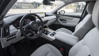 Confronto tra SUV giapponesi: Mazda CX-60, il posto guida