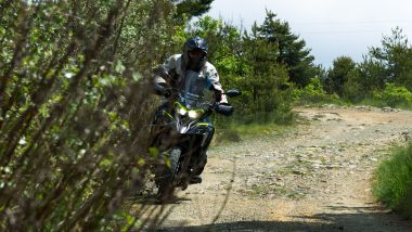 Confronto TRK 702 X e X-Cape 700, la RK non nasce per l'offroad, limitata da alcune scelte tecniche