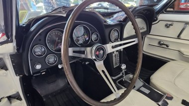 Corvette C2 di Austin Powers all'asta: l'interno