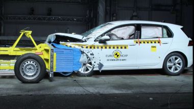 Crash test DEKRA: la moderna VW Golf Mk8 sopporta bene la forza d'urto